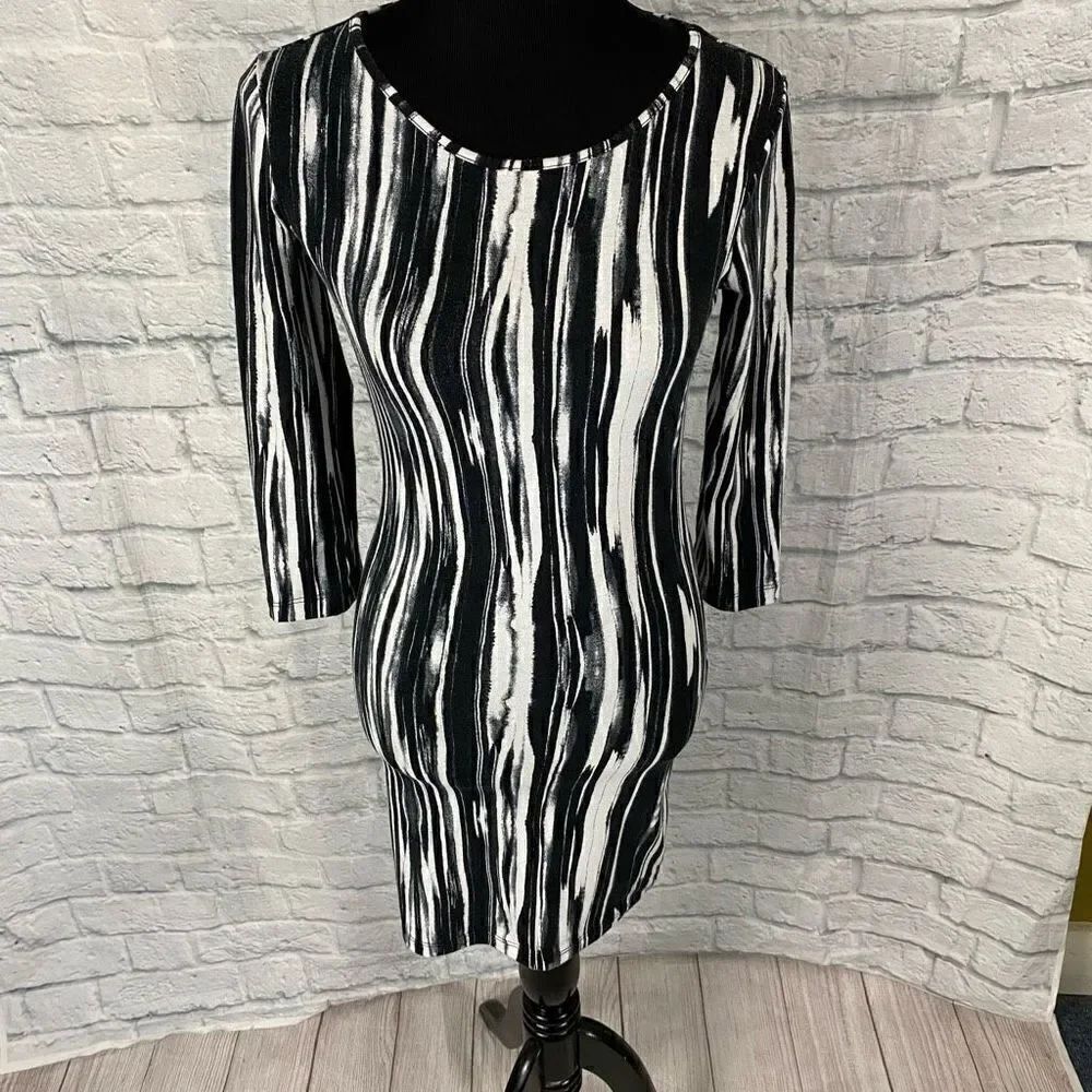 Forever 21 contemporary women S mini bodycon dress scoopneck 3/4 sleeve B&W